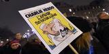 Mulher segura capa da revista Charlie Hebdo 'Amor mais forte do que o ódio'