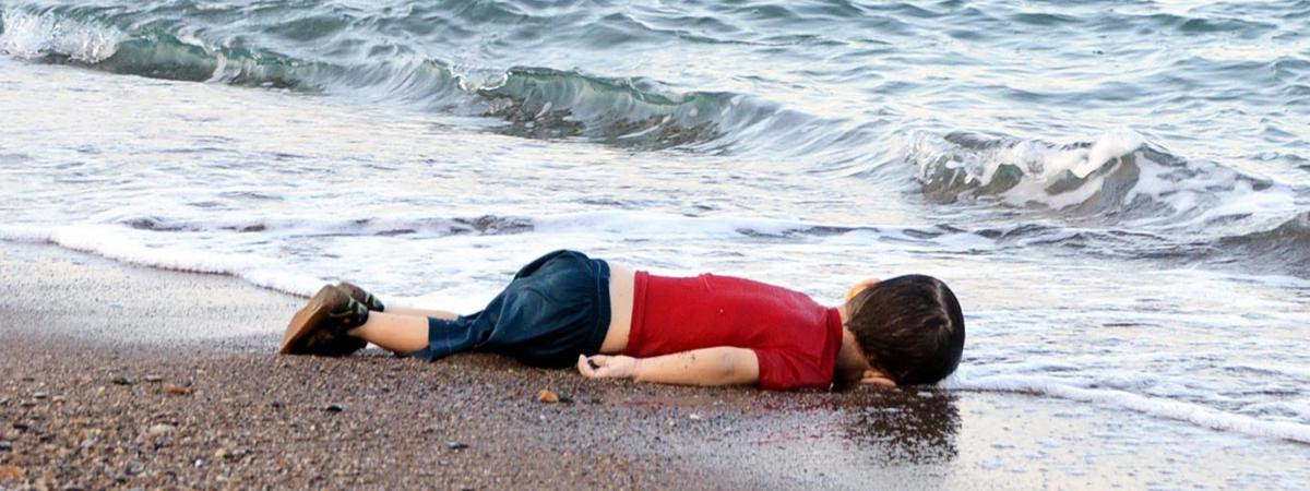 Un enfant syrien de 3 ans gît sur une plage à Bodrum (Turquie), après le naufrage de son embarcation à destination de l'île de Kos (Grèce), le 2 septembre 2015.