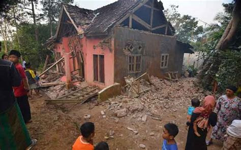 terbunuh gempa bumi  kuat melanda indonesia