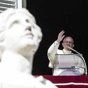 21.fev.2016 - Papa Franciso fala aos fiéis durante a missa do Angelus, na praça São Pedro, na Cidade do Vaticano