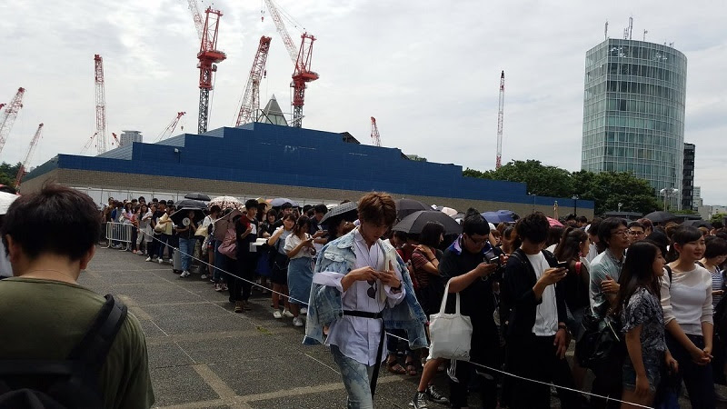 Twiceの日本デビューショーケースの現場が大変なことに 会場の東京体育館には朝9 00で4 000人超の長蛇の列 正午にはタオル2種が売り切れに Twice
