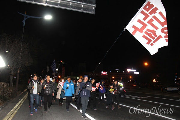   4일 저녁 창원광장에서 열린 '박근혜퇴진 제14차 경남시국대회'에서 시민들이 손팻말을 들고 거리행진하고 있다.