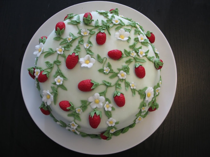 unique strawberry cake design