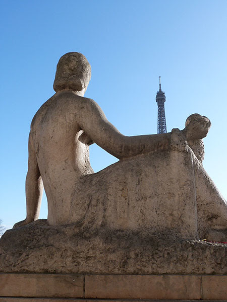 statue et tour eiffel