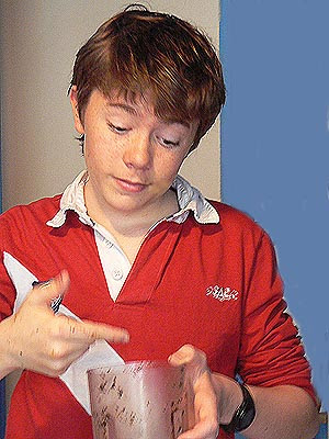 clem qui lèche la tapenade sur ses doigts.jpg