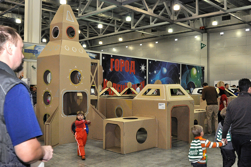 Cardboard spaceport_003