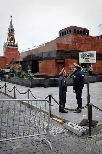 PoliceoutsideofLeninsTomb