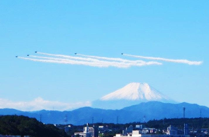 埼玉 入間航空祭 ブルーインパルス穴場見学スポット 必食屋台グルメ 埼玉県 トラベルjp 旅行ガイド