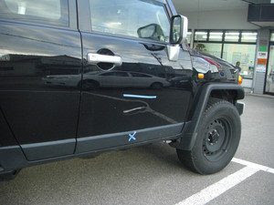 トヨタのfjクルーザー 右フロントドア 右フロントドアアウトサイドモール キズ ヘコミ 修理事例 修理費用16 650円 部品代8 500円 塗装費用50 0円 石川県金沢市 車の板金塗装の専門店 株式会社カナザワ鈑金