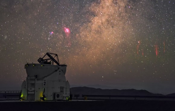 Distant sprites (right) captured from ESO's VLT by Photo Ambassador Petr Horálek. (P. Horálek/ESO)
