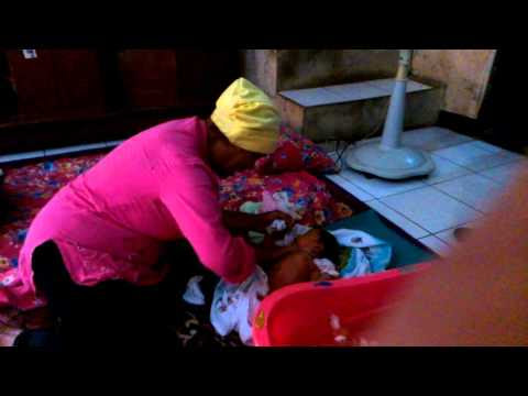 Video cara memandikan bayi secara tradisional