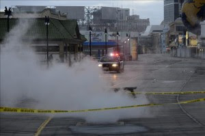Una patrulla recorre las calles en el paseo marítimo que sufrió graves daños como consecuencia del paso del huracán Sandy en Atlantic City, Nueva Jersey (EE.UU.).EFE