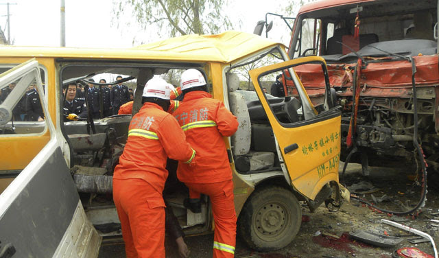 Bus vs Truk, 19 Orang Tewas