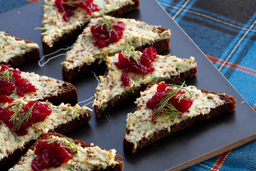 Canapés with mustard-lemon-dill butter and beets / Tilli-sinepikanapeed peediga