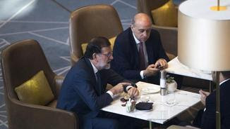 Mariano Rajoy conversant amb Jorge Fernández Díaz (EFE)