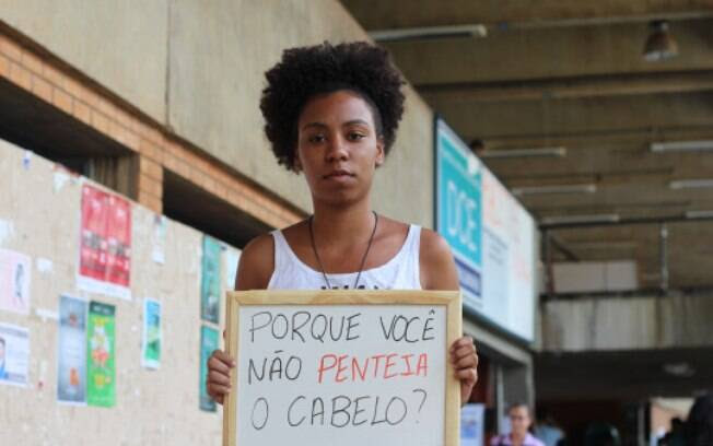 Em projeto fotográfico, aluna da UnB retrata universitários negros com frases preconceituosas que já ouviram. Foto: Reprodução/ahbrancodaumtempo.tumblr.com