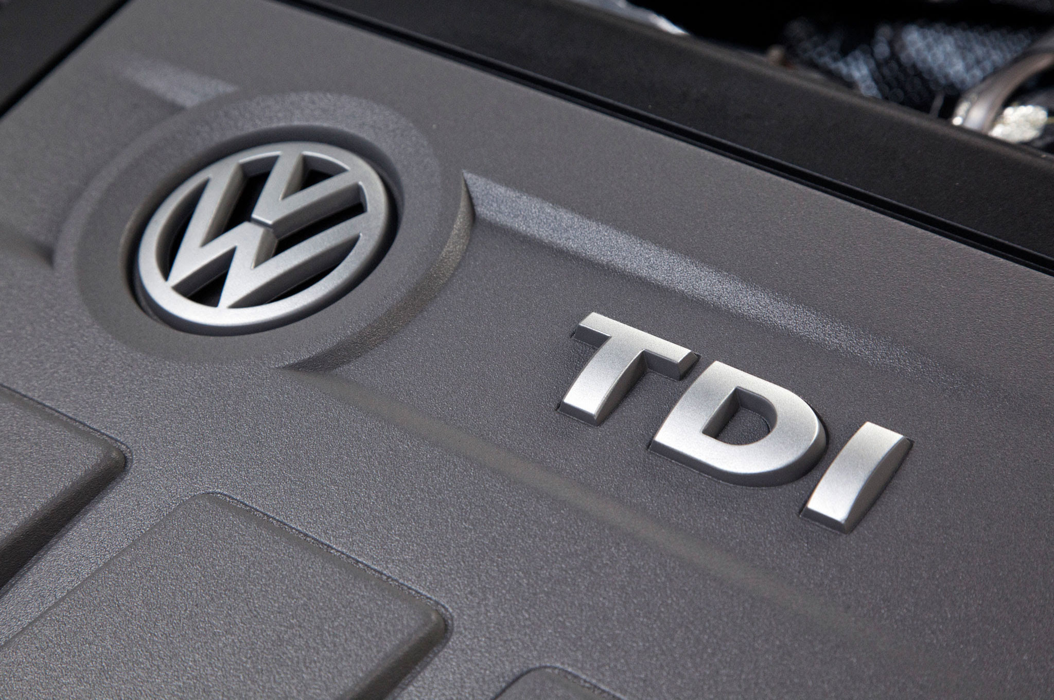 2013-Volkswagen-Passat-TDI-engine2