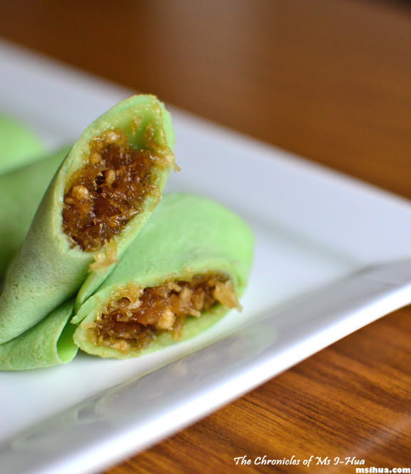 Kuih Dadar / Ketayap (Pandan Crepe Rolls with Caramelised 