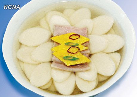 La Soupe De Gateau De Riz Tteokguk Un Plat Traditionnel Du Nouvel An En Coree Association D Amitie Franco Coreenne