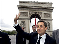 El nuevo presidente francés Nicolas Sarkozy, saluda a simpatizantes 