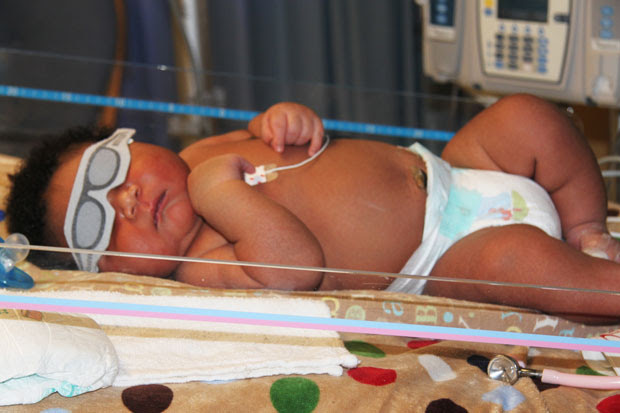 Foto divulgada nesta segunda (11) mostra o bebê JaMichael Brown na unidade neonatal do Centro Médico Good Shepherd (Bom Pastor), em Longview, no estado americano do Texas. Na sexta (8), Janet Johnson deu à luz a criança, que pesa cerca de 7,3 kg e foi descrita pelos médicos como um dos maiores recém-nascidos que eles já viram. JaMichael é o quarto filho de Janet Johnson. (Foto: AP/Good Shepherd Medical Center)