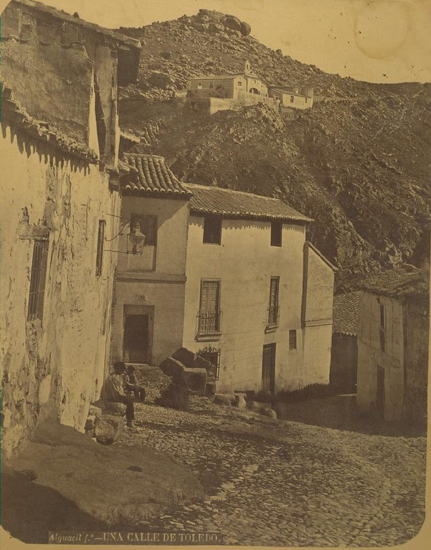 Plaza de los Tintes hacia 1875. Fotografía de Casiano Alguacil © Museo del Traje. Centro de Investigación del Patrimonio Etnológico. Ministerio de Educación, Cultura y Deporte