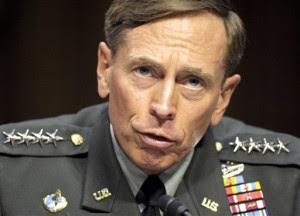 En esta fotografía del 23 de junio de 2011, el director de la CIA, David Petraeus, testifica en el Capitolio en Washington. El viernes 10 de noviembre, Petraeus renunció a su cargo tras revelarse que sostuvo una relación extramatrimonial (AP Foto/Cliff Owen, archivo)