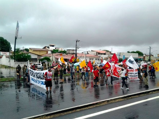 Manifestantes fecharam a BR-101 por alguns instantes, mas logo liberaram a via e seguiram em caminhada  (Foto: Sérgio Henrique/G1)