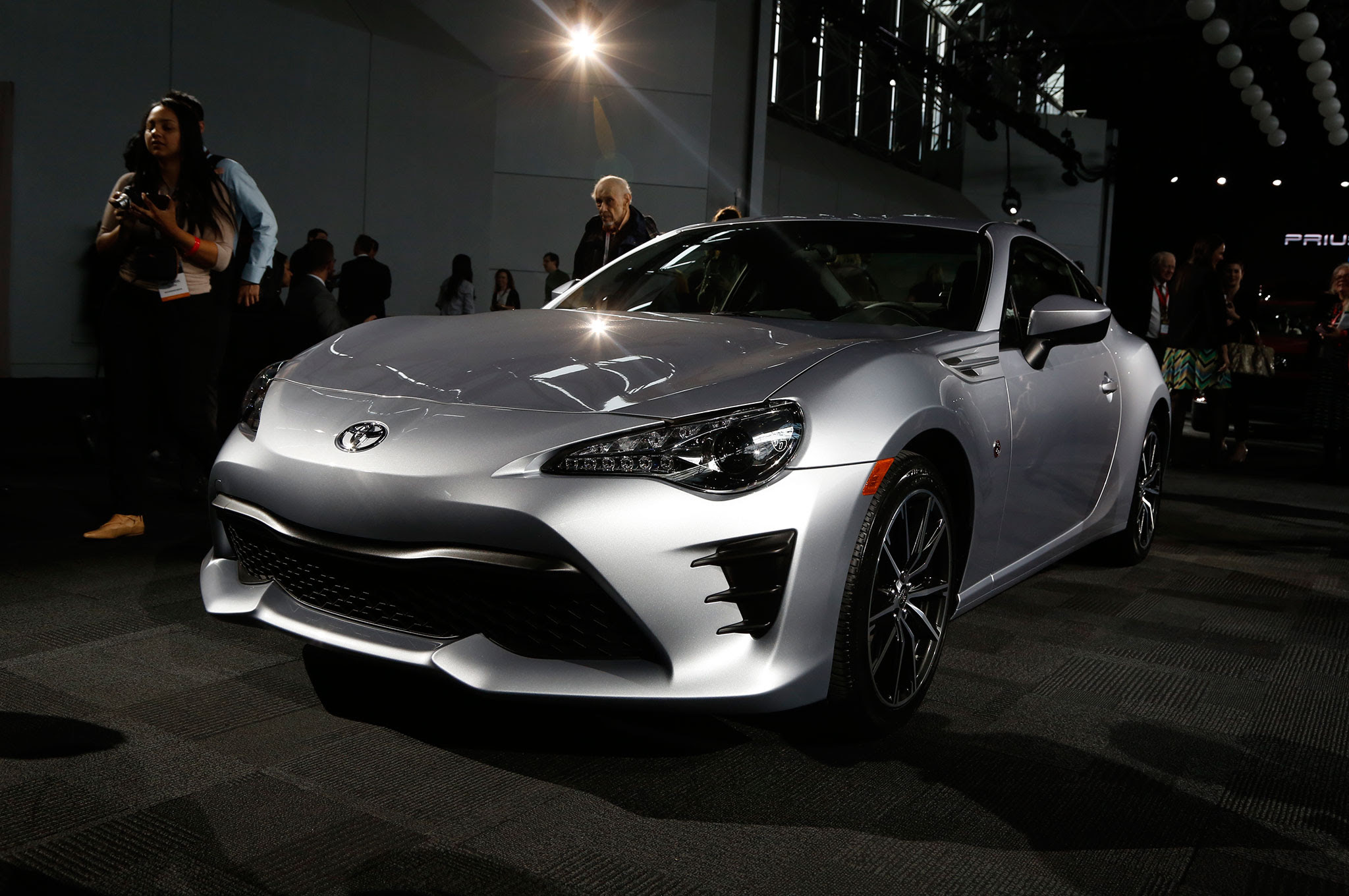 2017 Toyota 86 front three quarter 02