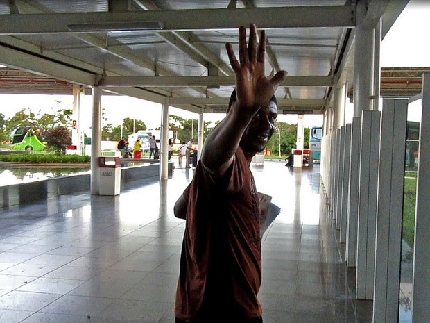 O faxineiro Francisco Magalhães de Souza, que passou dois anos e quatro meses preso por engano, embarcando em Brasília para MG (Foto: Alexandre Bastos/G1)