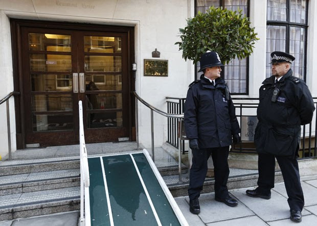 Policiais guardam o hospital King Edward VII, nesta sexta-feira (7), em Londres, um dia após a saída de Kate Middleton (Foto: AFP)