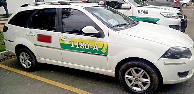 Táxi que era dirigido por suspeito de estuprar passageira perto do Aeroporto JK, em Brasília (Foto: Gustavo Schuabb/G1)