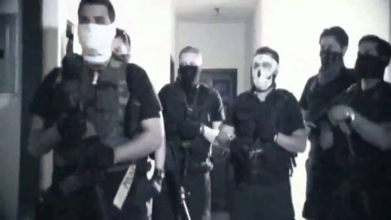 el comando del diablo trailer YouTube