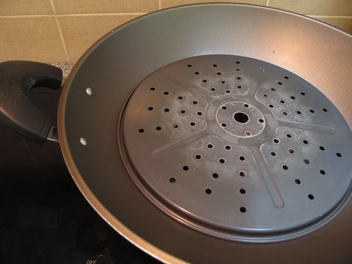 How to line a tray for steaming sponge cake
