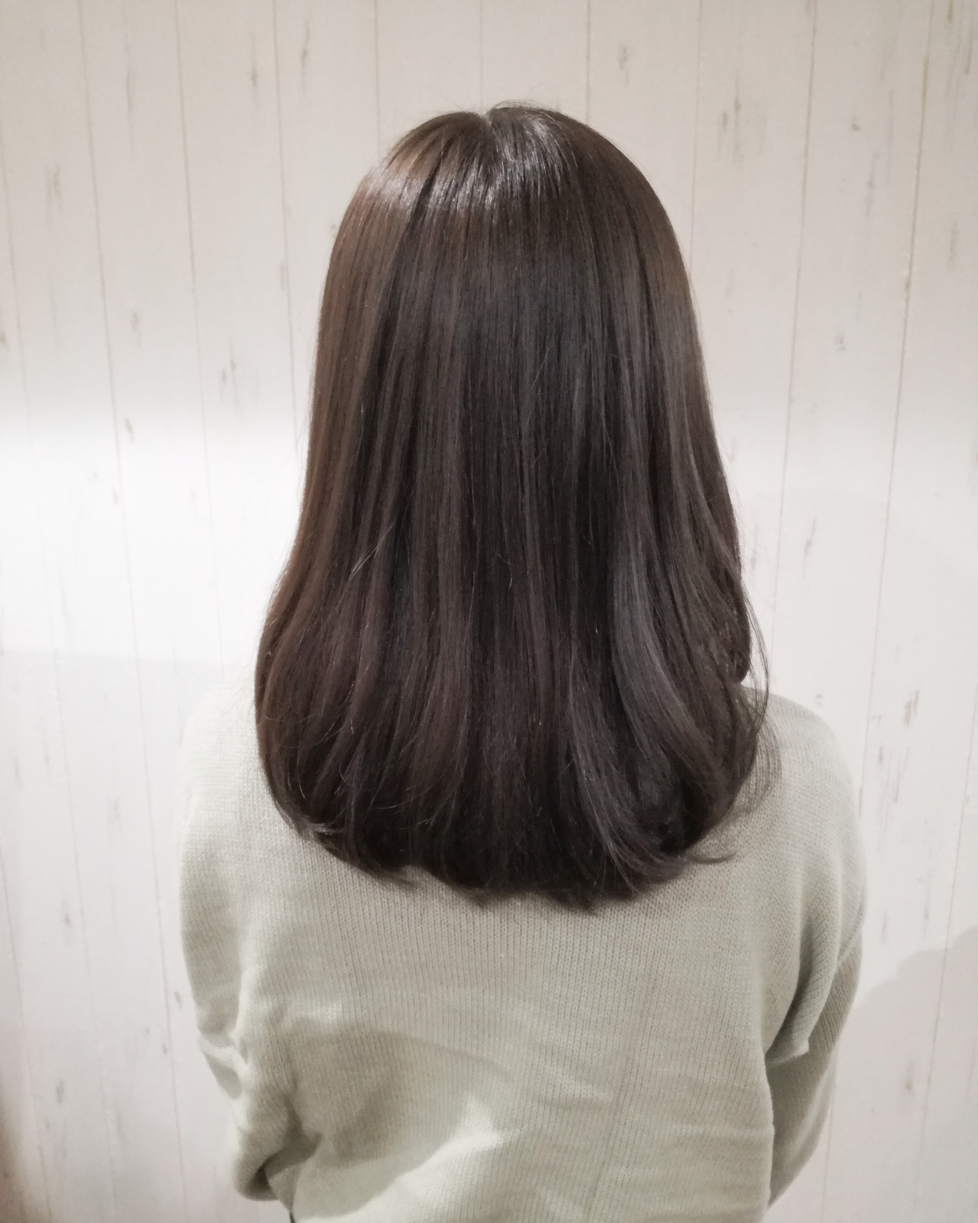 初めてのカラーはナチュラルなアッシュベージュで決まり Any