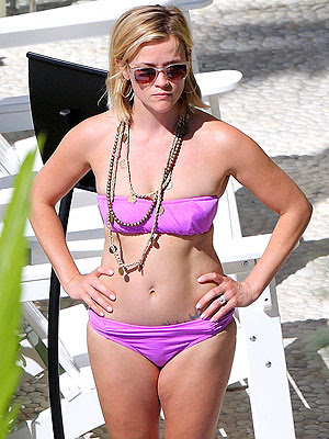 English: Reese Witherspoon‭ ‬2014‭ ‬Purple Bikini Hawaii‭ 