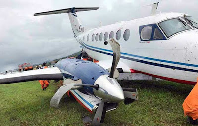Ambon, Malukupost.com - Pesawat kalibrasi jenis King Air milik Kementerian Perhubungan (Kemenhub) RI tergelincir saat mendarat di Bandara internasional Pattimura, Ambon, Maluku, Rabu sekitar pukul 13.15 WIT. "Tidak ada korban jiwa dalam kecelakaan ini, tetapi dampaknya bandara Pattimura sempat ditutup selama tiga jam," kata Komandan Lapangan Udara (Lanud) Pattimura Ambon, Kolonel Pnb, Aldrin Petrus Mongan, dikonfirmasi, Rabu (31/5). Dia mengatakan, pesawat King Air dengan nomor registrasi PK CAQ berangkat dari Makassar, Sulawesi Selatan tujuan Ambon mengangkut tujuh orang dengan pilot Boby Ari Subagyo.