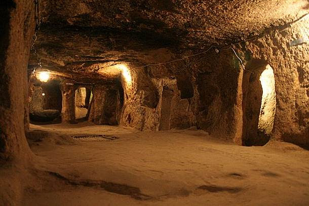 Localizada en la región de Capadocia, Derinkuyu es conocida por ser la de mayor atracción turística de las 37 ciudades subterráneas abandonadas de esta región.