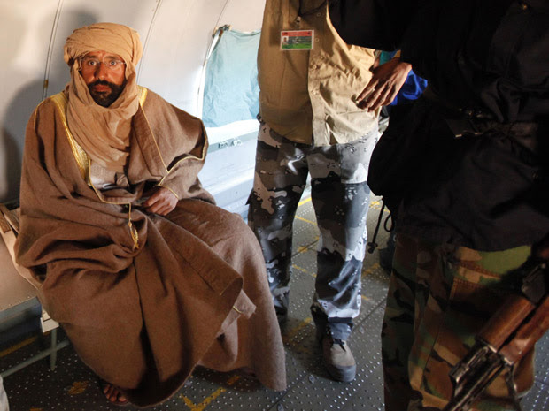 Saif al-Islam, filho de Muammar Kadhafi, no avião que o levou do sul para o norte da Líbia, após sua captura (Foto: Ismail Zitouny/Reuters)