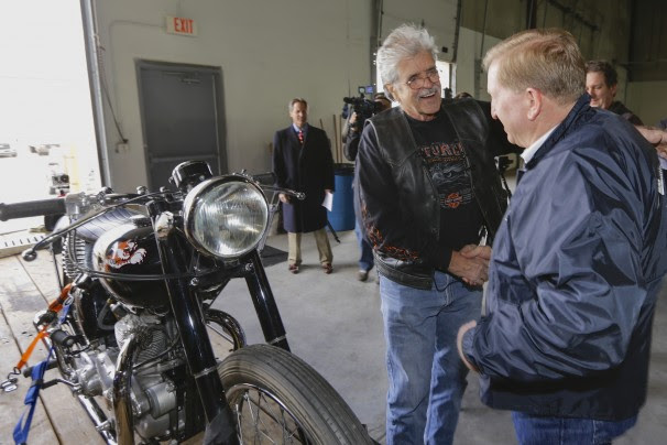 Donald DeVault mengucapkan terima kasih kepada petugas otoritas pabean California yang telah menunjukkan ada sepda motor antik hendak dikirim ke Jepang.