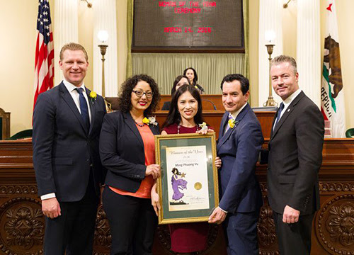Bà Minh Phuong Vu (giữa) được dân biểu Travis Allen (ngoài cùng bên phải) được và các quan chức California trao tặng danh hiệu "Phụ nữ của năm 2016" tại buổi lễ đặc biệt diễn ra ở hạ viện bang California 