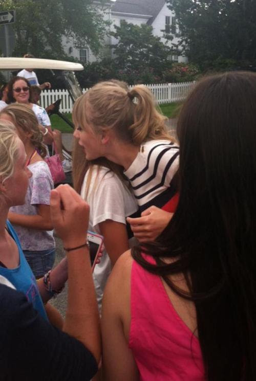 miggens:

hugging taylor