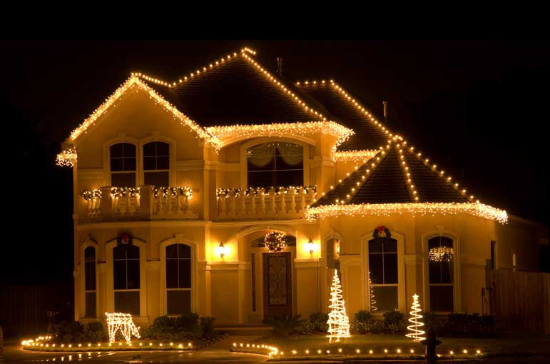 Outdoor Christmas Lights Ideas for the Roof