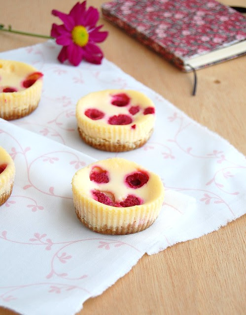 Mini raspberry cheesecakes / Mini cheesecakes de framboesa