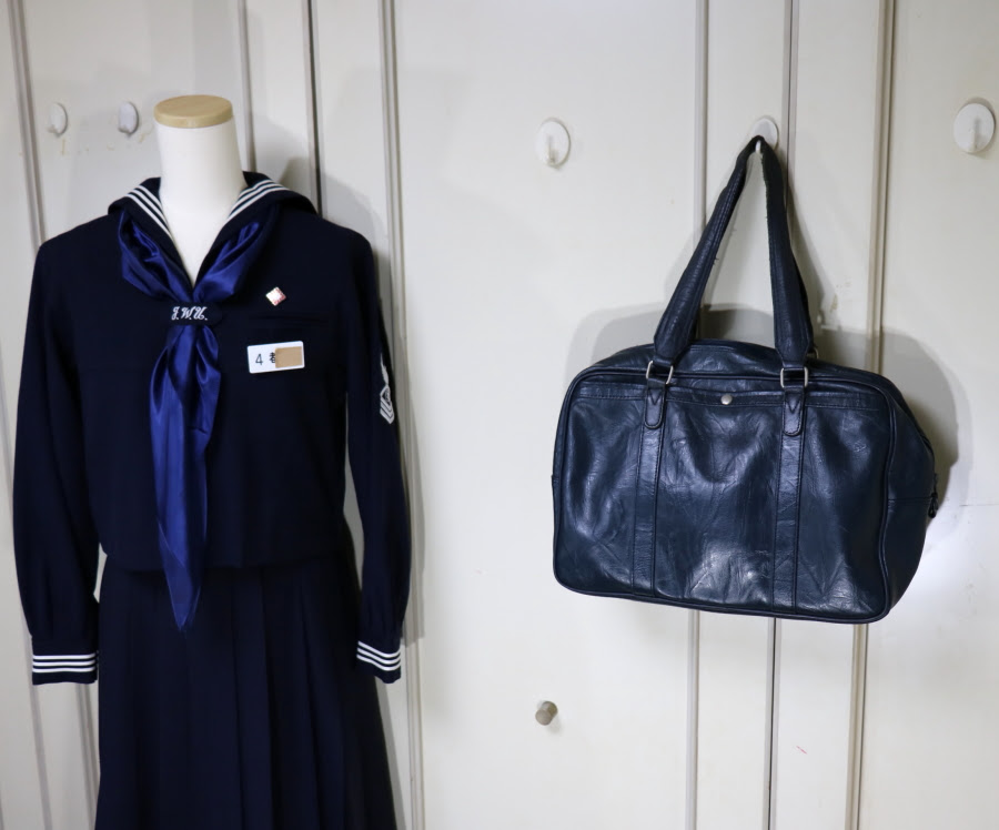 制服オークション くりーむ 日本女子大学附属中学 本革製指定スクールバック濃紺 まず出ない稀少品です