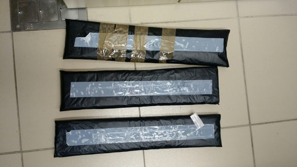 Droga sintética foi encontrada em fundos falsos na mala do homem  (Foto: Divulgação/PF)
