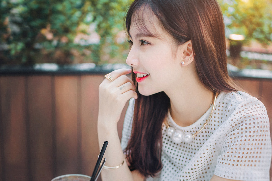 フリー写真 横を向いてお話しするベトナム人女性でアハ体験 Gahag 著作権フリー写真 イラスト素材集