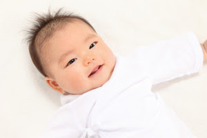 赤ちゃんを二重まぶたにする 時期とテクニック ベビとも