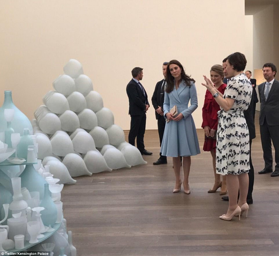 Kate is shown around current exhibitions by British artists Sir Tony Cragg & Darren Almond and hears about iconic works of art at the Musze d'Art Moderne in Luxembourg