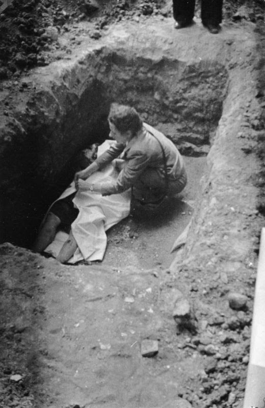 Похороны польской женщины, погибшей во время Варшавского ...